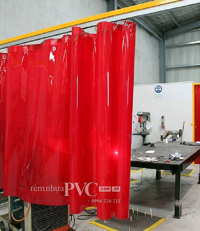 Lắp đặt rèm nhựa PVC chắn tia lửa hàn cho xưởng sản xuất