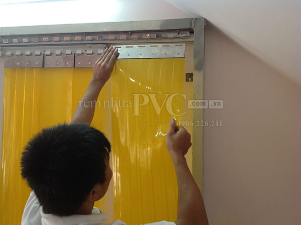 Màn nhựa PVC ngăn côn trùng màu vàng